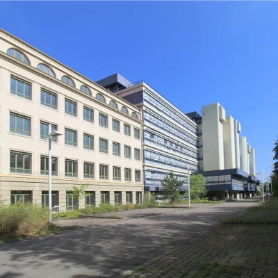 Moderne Büroimmobilie in der Siemensstraße 64 in Stuttgart mit Außenansicht und Parkplatzumgebung.
