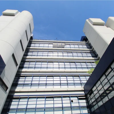 Moderne Büroarchitektur mit markanten Türmen und Glasfassade in der Siemensstraße 64 in Stuttgart.
