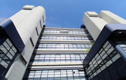 Moderne Büroarchitektur mit markanten Türmen und Glasfassade in der Siemensstraße 64 in Stuttgart.