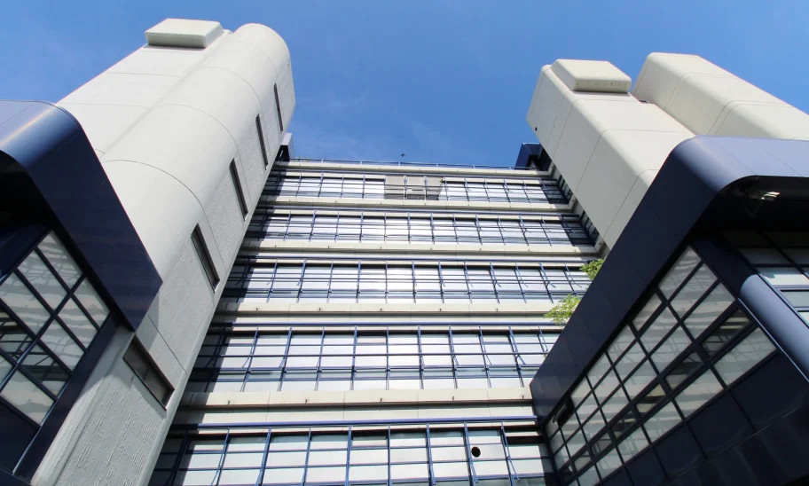 Moderne Büroarchitektur mit markanten Türmen und Glasfassade in der Siemensstraße 64 in Stuttgart.