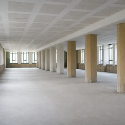 Große offene Lager oder Produktionsfläche mit Stützen und viel Tageslicht in der Siemensstraße 64 in Stuttgart.