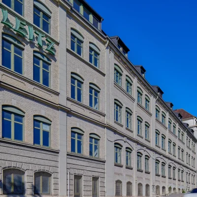 Historische Backsteinfassade mit Leitz-Schriftzug und Rundbogenfenstern in Stuttgart