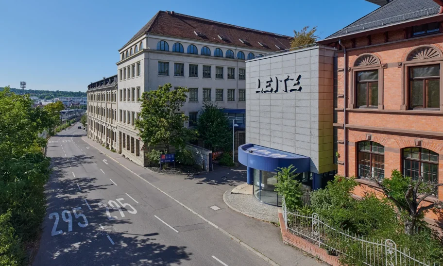Straßenansicht mit Empfangsgebäude, Leitz-Schriftzug und historischer Klinkerfassade