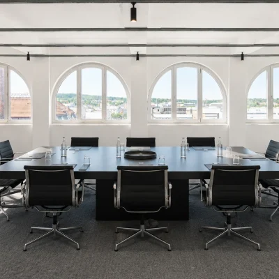 Konferenzraum mit dunklem Tisch, Lederstühlen und Panoramablick über Stuttgart