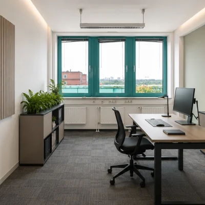 Einzelbüro mit Schreibtisch, Sideboard und grüner Akzentwand