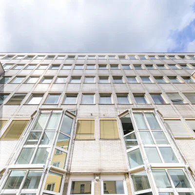 Detailansicht der Gebäudefassade mit verglasten Erkern und Fensterflächen im Innenhof des Bürostandorts Antoniterstraße 33 in Frankfurt.