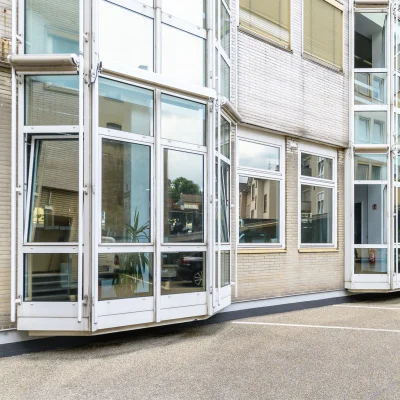 Strukturierte Innenhoffassade mit regelmäßiger Fensteranordnung und Glasaufbauten im Bürogebäude Antoniterstraße 33 in Frankfurt.