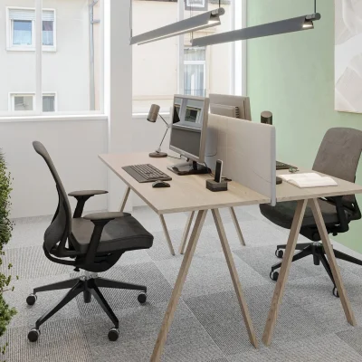 Visualisierung einer modernen Bürofläche mit offenen Arbeitsplätzen, Schreibtischen und natürlichem Lichteinfall in der Antoniterstraße 33 in Frankfurt.