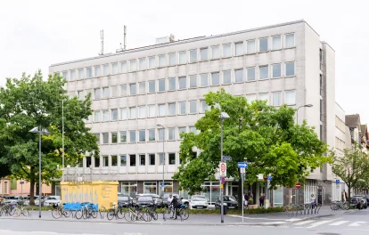 Innenhofansicht des Bürogebäudes in der Antoniterstraße 33 mit großflächigen Fensterfronten, Glasfassaden und gepflastertem Hofbereich.