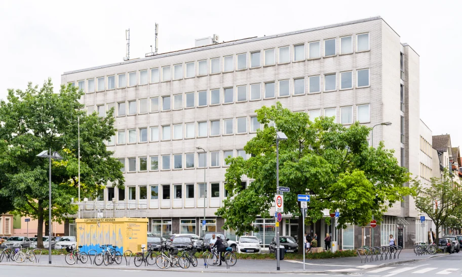 Innenhofansicht des Bürogebäudes in der Antoniterstraße 33 mit großflächigen Fensterfronten, Glasfassaden und gepflastertem Hofbereich.
