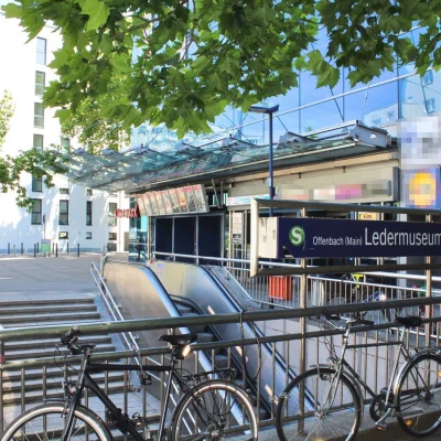 Eingangsbereich des S-Bahnhofs Offenbach (Main) Ledermuseum mit direkter Anbindung an die Immobilie in der Berliner Straße 206–216.