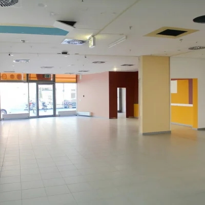 Großzügige Einzelhandelsfläche mit offenem Grundriss, gefliestem Boden und direktem Zugang über eine verglaste Eingangsfassade in der Berliner Straße 206–216 in Offenbach am Main.