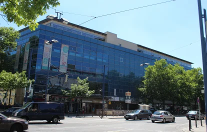 Außenansicht der modernen Gewerbeimmobilie mit großflächiger Glasfassade an der Berliner Straße 206–216 in Offenbach am Main.