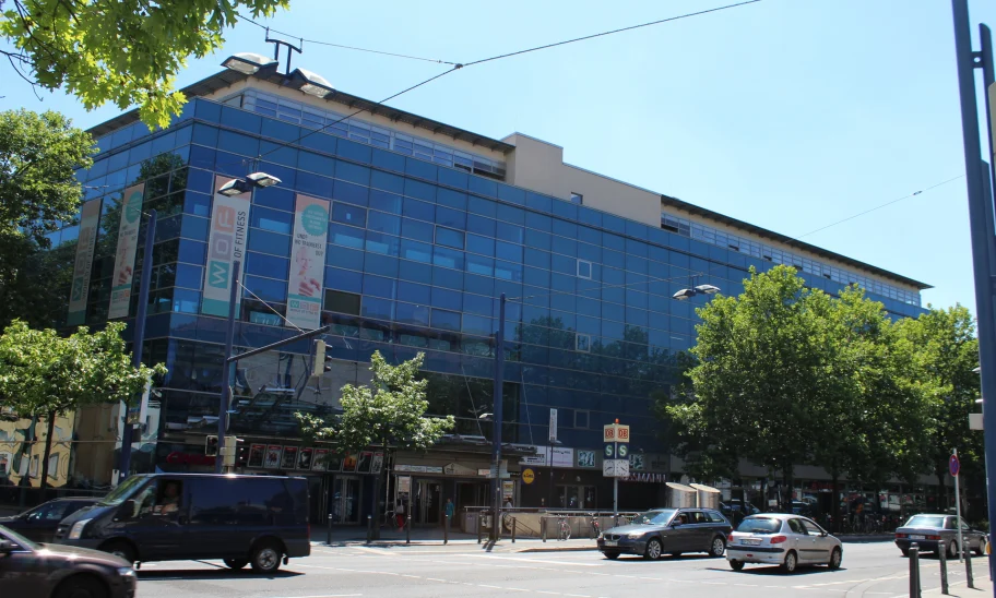 Außenansicht der modernen Gewerbeimmobilie mit großflächiger Glasfassade an der Berliner Straße 206–216 in Offenbach am Main.