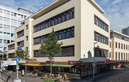 Straßenansicht der Gewerbeimmobilie an der Bismarckallee 2 in Freiburg mit mehreren Büro- und Gewerbeflächen.