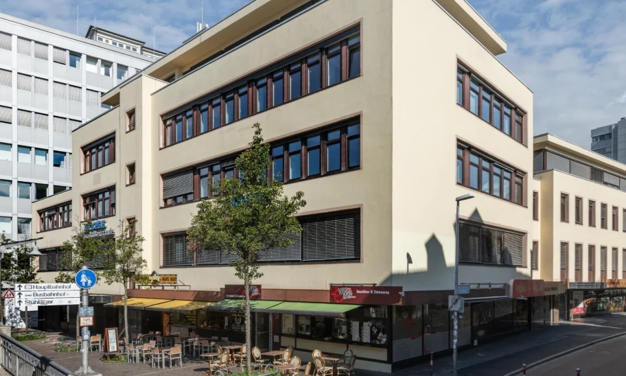 Straßenansicht der Gewerbeimmobilie an der Bismarckallee 2 in Freiburg mit mehreren Büro- und Gewerbeflächen.