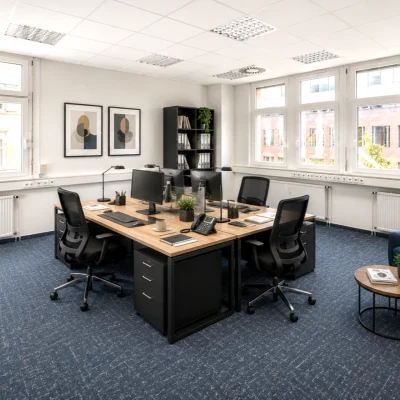 Helle Bürofläche mit mehreren Arbeitsplätzen, großzügigen Fensterfronten und moderner Büroausstattung in der Bismarckallee 2 in Freiburg.