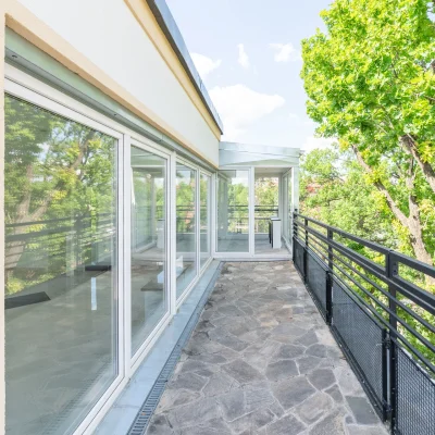 Großzügige Terrasse an der Heerstraße 24 in Berlin mit Steinboden, Metallgeländer und bodentiefen Fensterflächen.