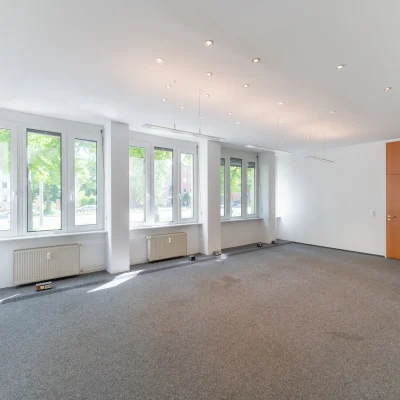 Großzügige leerstehende Bürofläche in der Heerstraße 24 in Berlin mit Fensterreihe, Teppichboden und heller Raumgestaltung.