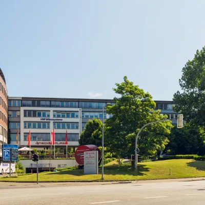 Straßenansicht mit Hotel Amedia Plaza und Bürogebäude HNP Mikrosysteme am Bleicherufer