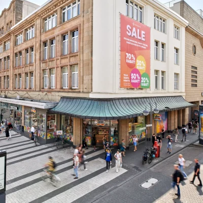 Eckgebäude mit Sale-Banner und dm-Filiale an der Fußgängerzone