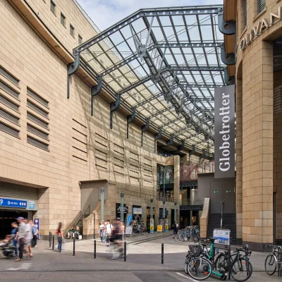Gebäudeecke mit Karstadt-Schriftzug und Zugang zur Passage