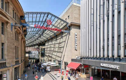 Passage mit Glasdach zwischen Karstadt-Gebäude und Ladenzeile