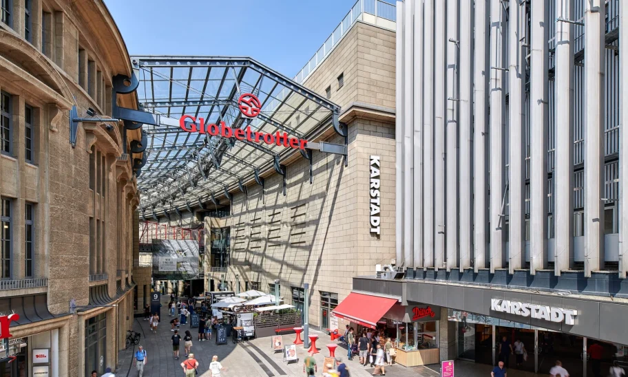Passage mit Glasdach zwischen Karstadt-Gebäude und Ladenzeile