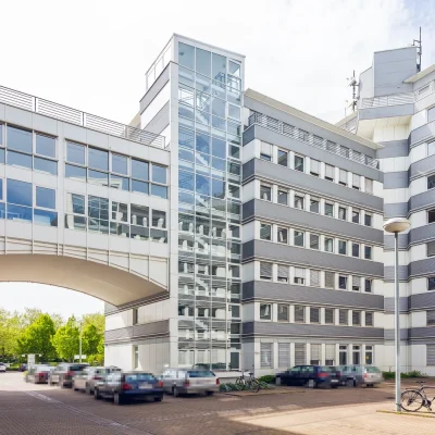 Straßenansicht des Bürocenter Weidetor mit mehrgeschossiger Fassade und Parkplätzen