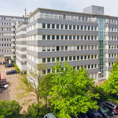 Luftaufnahme des Bürocenter Weidetor mit Außenterrasse und Parkplatz zwischen Gebäudeteilen