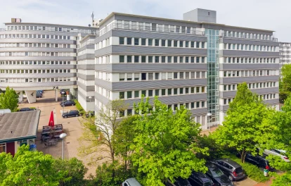 Luftaufnahme des Bürocenter Weidetor mit Außenterrasse und Parkplatz zwischen Gebäudeteilen