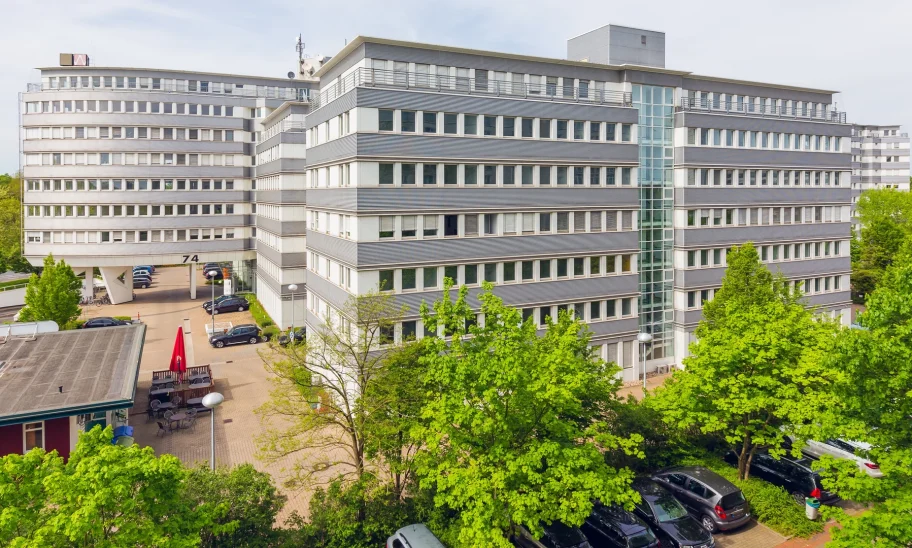 Luftaufnahme des Bürocenter Weidetor mit Außenterrasse und Parkplatz zwischen Gebäudeteilen
