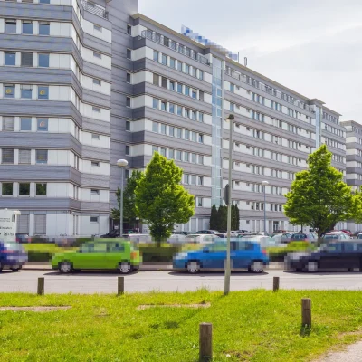 Innenhof mit Eingangsbereich und Wegweiser zu den Gebäudeteilen des Bürocenter Weidetor