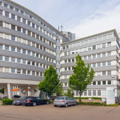 Innenhof des Bürocenter Weidetor mit Glasturm, Verbindungsbrücke und Fahrradstellplätzen