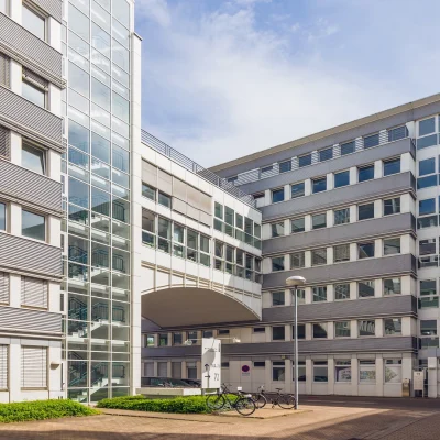Innenhof des Bürocenter Weidetor mit Verbindungsbrücke zwischen den Gebäudeteilen