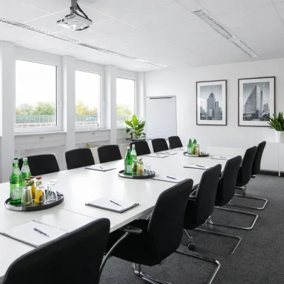 KI-generierte Visualisierung: Besprechungsraum mit langem Tisch, Beamer und Skyline-Fotos
