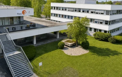 Luftaufnahme des Campus mit Haus 3, Verbindungsgang und begrünter Innenfläche