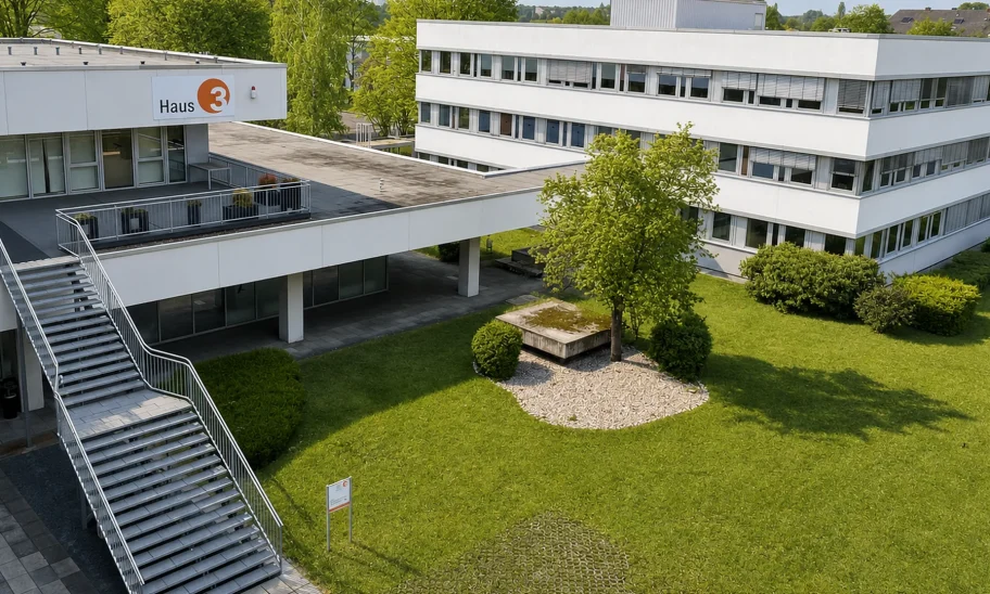 Luftaufnahme des Campus mit Haus 3, Verbindungsgang und begrünter Innenfläche
