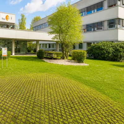 Haus 3 mit Außentreppe, Verbindungsgang und weitläufiger Rasenfläche