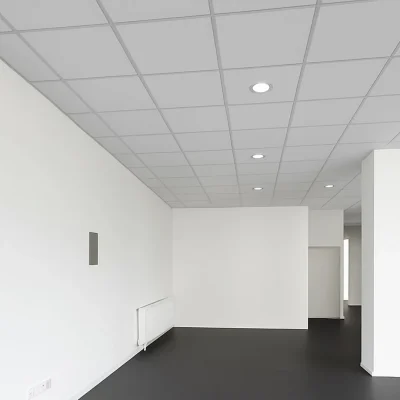 Leere Bürofläche mit dunklem Boden, Säule und Glastrennwänden
