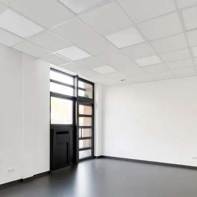 Leere Ladenfläche mit großer Schaufensterfront und dunklem Boden