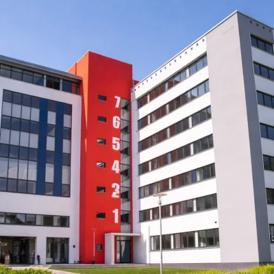 KI-Visualisierung: Gebäudeansicht mit roter Fassadenspange und Etagenbeschriftung