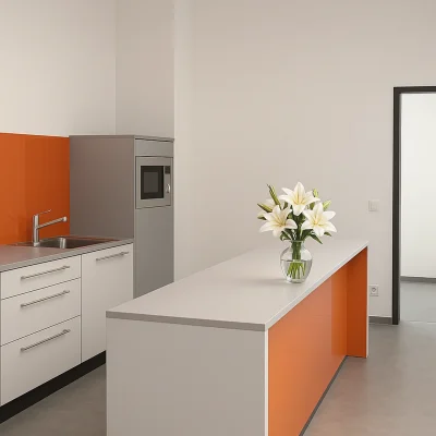 KI-Visualisierung: Büroküche mit oranger Rückwand, Kochinsel und Blumenstrauß