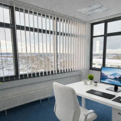 KI-Visualisierung: Eckbüro im 6. OG Westflügel mit Schreibtisch und Panoramafenstern
