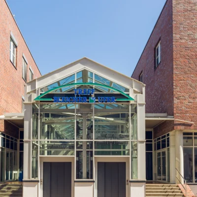 Glasüberdachter Eingang zur Passage mit Schriftzug Treff Bleicherufer und Aufzügen
