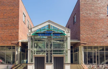 Glasüberdachter Eingang zur Passage mit Schriftzug Treff Bleicherufer und Aufzügen