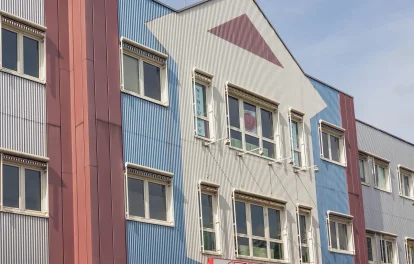 Fassadendetail mit bunter Wellblechverkleidung und asiatischer Beschriftung