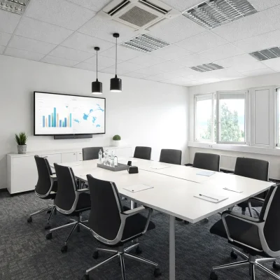 Meetingraum mit großem Tisch, Bildschirm und Panoramafenstern