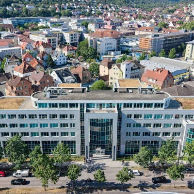 Luftaufnahme des Bürogebäudes mit Blick auf die Stuttgarter Innenstadt