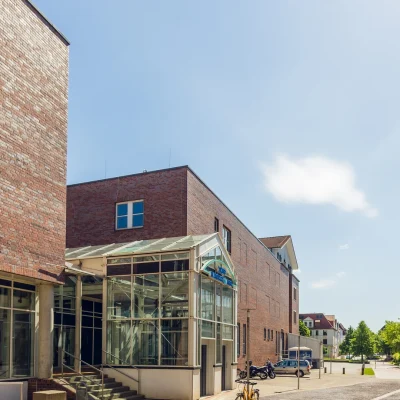 Straßenansicht der Bürogebäude am Bleicherufer mit Brunnen und Fahrradstellplatz